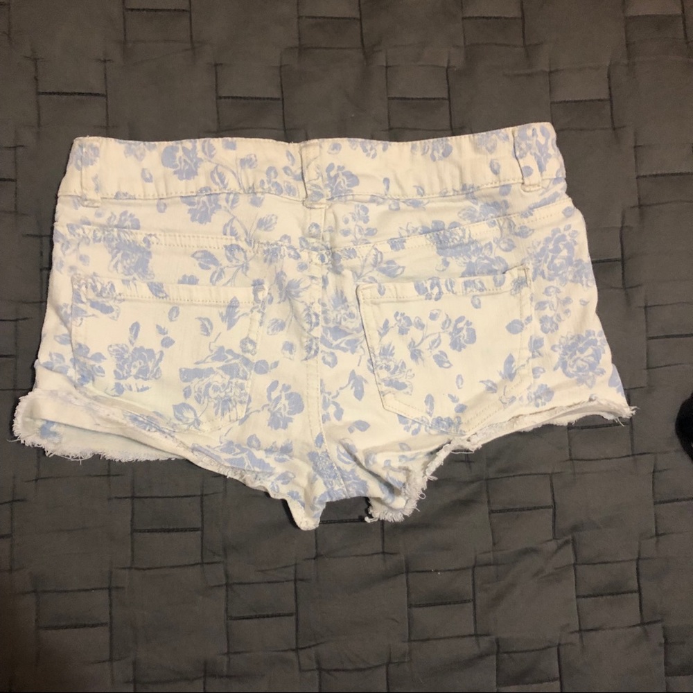 Forever 21 floral short shorts - Picture 2 of 3